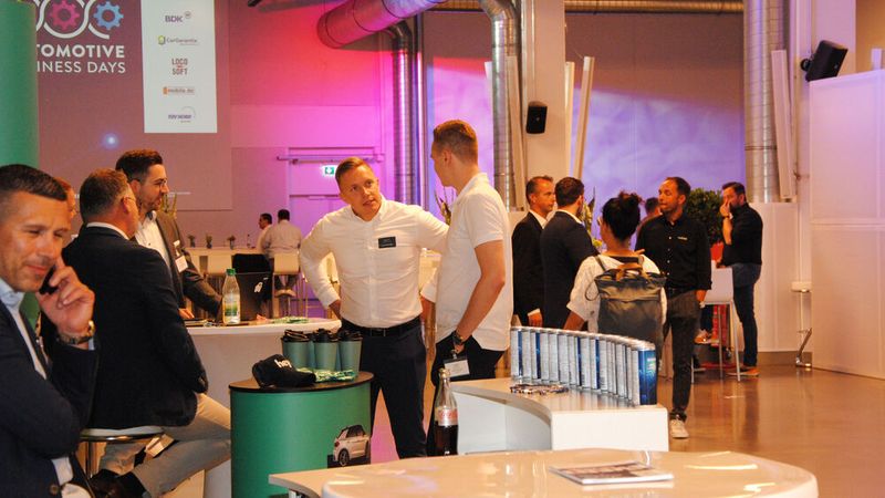 Begleitend konnten rund 40 Aussteller ihre Produkte und Dienstleistungen erläutern. (Bild: Simon – »kfz-betrieb«)