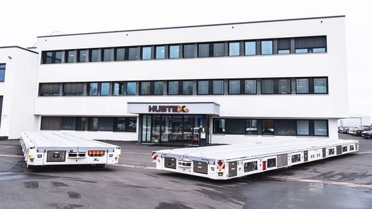Hubtex beherrscht den vollelektrischen Sonderbau für schwere und sensible Transportprozesse, mit geschützten Komponenten und einem robusten Fahrwerkskonzept für präzise Lastführung.(Bild:  Hubtex)