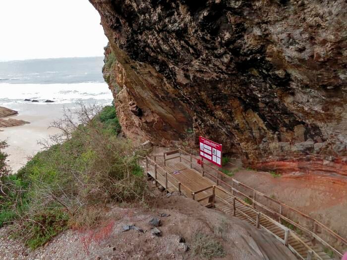 The Matjes River Rockshelter in the Western Cape, South Africa, 540 km east of Cape Town. Eight people who lived here between 10,200 and 3000 years ago contributed DNA to this study. (Source: Nicholas Wiltshire)