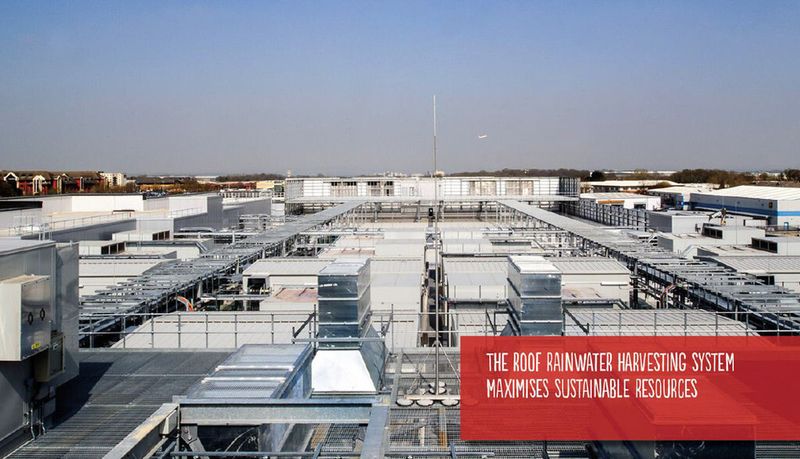 Abbildung 12: Auf dem Dach des RZ-Gebäudes; hier steht ein Teil der Kühlanlage, die Regenwasser verwendet. (Bild: Rackspace)