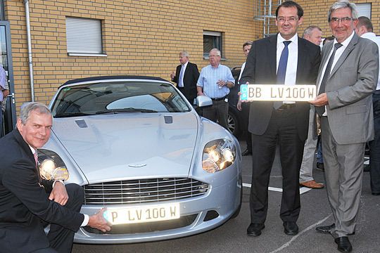 Also doch (v.li.): Dekra-Automobil-Chef Clemens Klinke, Verkehrsminister Jörg Vogelsänger und LV-Präsident Hans-Peter Lange mit Wechselkennzeichen. (Zietz)