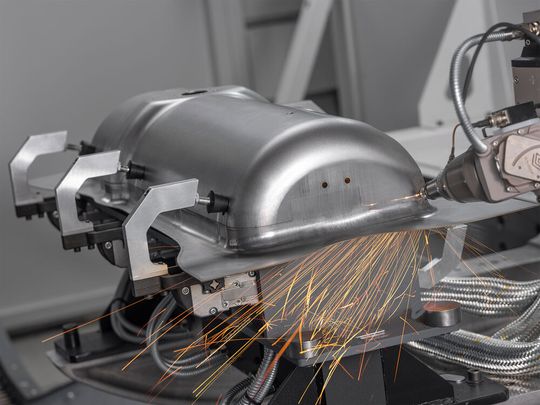 750 Millimeter Verfahrweg machen es möglich, besonders große Werkstücke, mehrere Teile parallel, komplex gebogene Rohre, Rahmen sowie große Stanz- und Tiefziehteile zu bearbeiten. Diese können auch geneigt positioniert werden, um das verfügbare Arbeitsvolumen optimal auszuschöpfen. (Bild:  BLM Group)