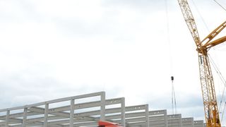 Bagger, Lkw und Kran sind schon da. Das Logistikzentrum von Bosch in Butzbach wächst. (Bild: BLG)