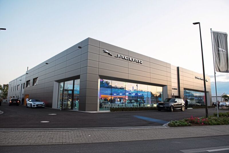 In Kassel ist der insgesamt dritte Jaguar-Land-Rover-Standort von Glinicke in der aktuellen CI entstanden. (Jaguar Land Rover)