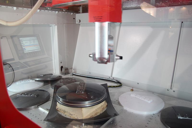 ....eine CNC-Fräsmaschine FZ mit neuem Antriebskonzept in den Drehachsen B und C als auch für die Fronttüren und einer neu konzipierten Frässpindel Geiss-ER16. (Bild: Königsreuther)
