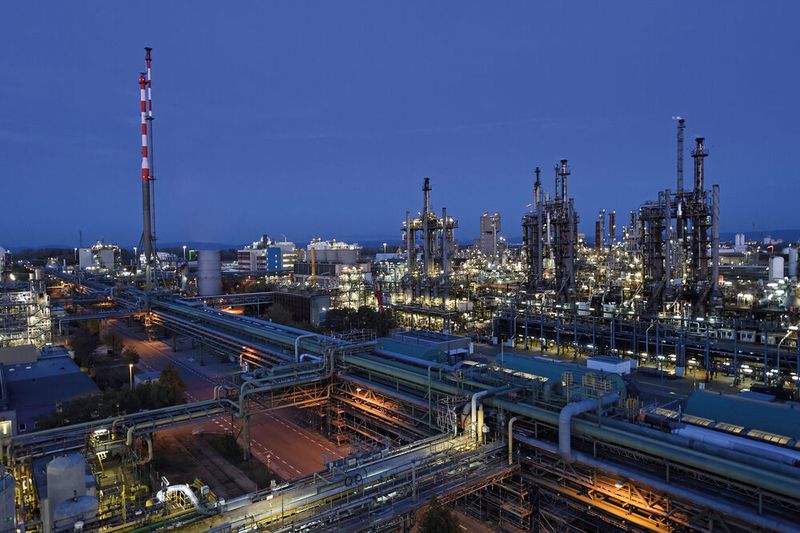 BASF verzeichnete 2018 einen leichten Umsatzanstieg und Rückgang des Ergebnisses vor allem durch niedrigere Beiträge aus dem Chemicals-Geschäft. (BASF)