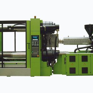 Großmaschine der Baureihe Duo aus dem chinesichen Engel-Werk. Die Schließkraft der Spritzgießmaschine beträgt 8000 kN.