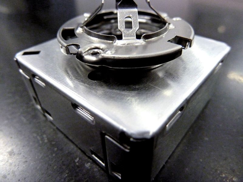Diese Baugruppe aus vier Teilen gehört in den Scheinwerferbereich eines Automobils. Dawedeit hat sie optimiert und stanzt, biegt und montiert sie in der Bimeric 4500 von Bihler. (Bild: Kuhn)