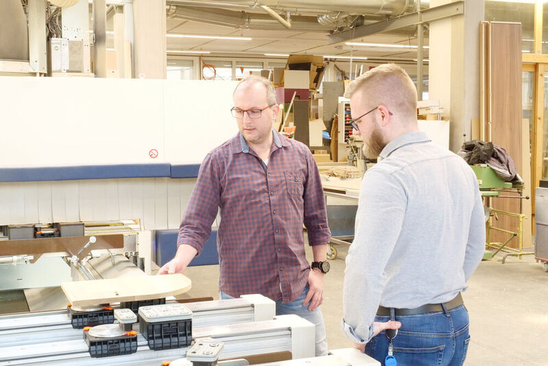 Von links: Markus Hermann ist Geschäftsführer bei Müller Manufaktur. Neben ihm steht Matthias Schmider, Produktmanager bei Schmalz. Beide verfolgen, wie gut die Schmalz-Blocksauger an der SCM-CNC-Bearbeitungsanlage funktionieren, die die Originalsaugsysteme allmählich ersetzen sollen. (Bild: Schmalz)