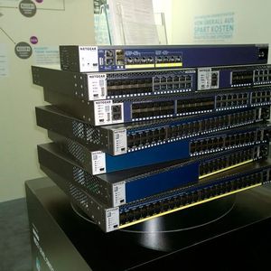 Die brandneue M4300-Serie von Netgear besteht aus diversen 10G- und 1G-Modellen in verschiedenen Formfaktoren. Das oberste Gerät ist der ebenfalls auf der Cebit erstmals vorgestellte Multi-Gigabit-Switch M4200.