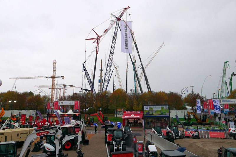 Der Kranwald auf der Bauma ist auch in diesem Jahr wieder ein beeindruckender Anblick. Vom schlechten Wetter am Eröffnungstag wurde er jedoch etwas getrübt.  (Bild: Sandro Kipar/VCG)