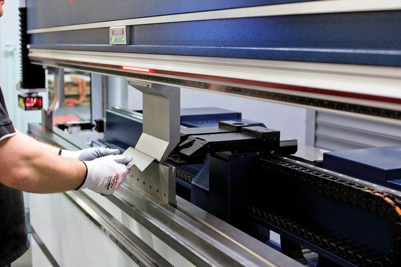 Die Abkantpresse ist komplett in die automatisierten Unternehmensprozesse integriert. Dadurch sind keine Datenimporte notwendig. (Bild: Emde)