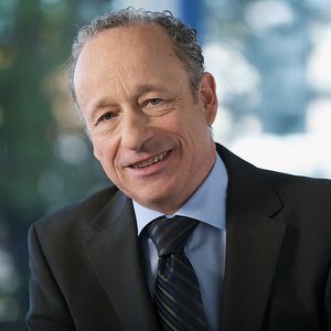 Medienpartner einer global aufgestellten Branche – die DECHEMA gratuliert zu 20 Jahren PROCESS!„20 Jahre PROCESS – das ist gleichbedeutend mit 20 Jahren kompetenter Berichterstattung rund um alle Themen der Prozessindustrie. Als inhaltlich komplexe, hochgradig vernetzte und global aufgestellte Branche profitiert die Prozessindustrie nachhaltig von Fachmedien, die über die Rolle eines bloßen Branchen-Nachrichtendienstes hinaus gleichzeitig auch Trendscout, Meinungsführer, Sprachrohr und kritischer Dialogpartner sind. All dies – und sicherlich noch einiges mehr – ist PROCESS für uns als Veranstalter der Achema!So sind wir dankbar für die zwar naturgemäß nicht exklusive, jedoch über die Jahre stetig intensiver gewordene Zusammenarbeit, deren Ergebnis eine Reihe gemeinsamer erfolgreicher Projekte ist. Genannt seien an dieser Stelle die regelmäßig zur Achema erscheinende Tageszeitung ‘Achema Daily‘ wie auch unser Kundenmagazin ‘Achema worldwide News‘, die beide ohne die kongeniale Mitwirkung des PROCESS-Redaktionsteams nicht realisierbar wären.Früher als die meisten Wettbewerber hat die Vogel-Mediengruppe auch die Strategie einer Internationalisierung ihres Geschäftsmodells verfolgt, was zu inzwischen bestens etablierten Magazintiteln in Wachstumsmärkten wie China oder Indien geführt hat. Und auch hier kreuzen sich die Wege... insbesondere im Zusammenhang mit der von uns in Beijing veranstalteten AchemAsia. Mit den Glückwünschen zum zwanzigjährigen Redaktionsjubiläum verbinden wir aufrichtigen Dank für die stets erfreuliche wie auch inspirierende Zusammenarbeit und schließen hierin die besten Wünsche ein für eine auch zukünftig erfolgreiche redaktionelle Arbeit und eine weiterhin glückliche Hand bei der strategischen Weiterentwicklung der Marke PROCESS.“  Dr. Thomas Scheuring, CEO, DECHEMA Ausstellungs-GmbH