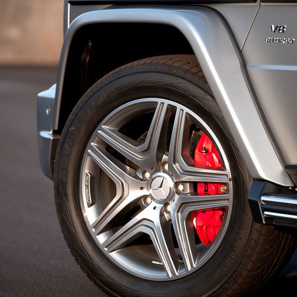 Schnell schnell und auch schnell wieder langsam: 375 x 36 Millimeter-Bremsscheiben mit Sechs-Kolben-Festsätteln vorne. Noch Fragen? (Mercedes-Benz)