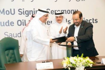 Vertreter von Sabic und Saudi Aramco unterzeichnen eine Absichtserklärung. Bis 2025 soll der weltgrößte Chemiekomplex in Saudi Arabien gebaut werden. (Sabic)