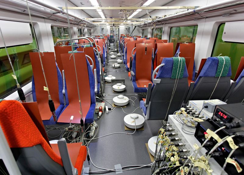 Der Zug muss bei einer Umgebungstemperatur bis zu minus 40 Grad uneingeschränkt fahren können. Alle Komponenten sind im Klima-Wind-Kanal des Rail Tec Arsenal (RTA) in Wien, Österreich, geprüft worden. Die Versuche mit künstlichem Wind, Eis, Regen und Schnee dienen beispielsweise dazu, die Funktionalität der Kupplung, der Türen oder des Scheibenwischers zu prüfen. Während das Fahrzeug außen mit künstlichem Schnee besprüht wird, überwachen rund 150 Sensoren im Inneren die Heizung und die Klimaanlage. (Bild: Siemens)