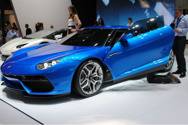 Dynamischer Auftritt: Drei Elektromotoren liefern zusammen 300 PS. Plus V10-Saugmotor mit 610 PS ergibt eine maximale Systemleistung von 910 PS. Damit garantiert dieses Hybridsystem von Lamborghini einen dynamischen Antritt: Die Beschleunigung aus dem Stand auf 100 km/h dauert 3,0 Sekunden.  In der Spitze schafft der Asterion 320 km/h, im rein elektrischen Modus sind es immerhin 125 km/h. (Foto: Baeuchle)