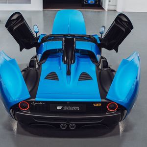 Die Türen werden nach oben und vorne geöffnet, außerdem lassen sich die hinteren Kotflügel hochklappen.(Bild:  Gordon Murray)