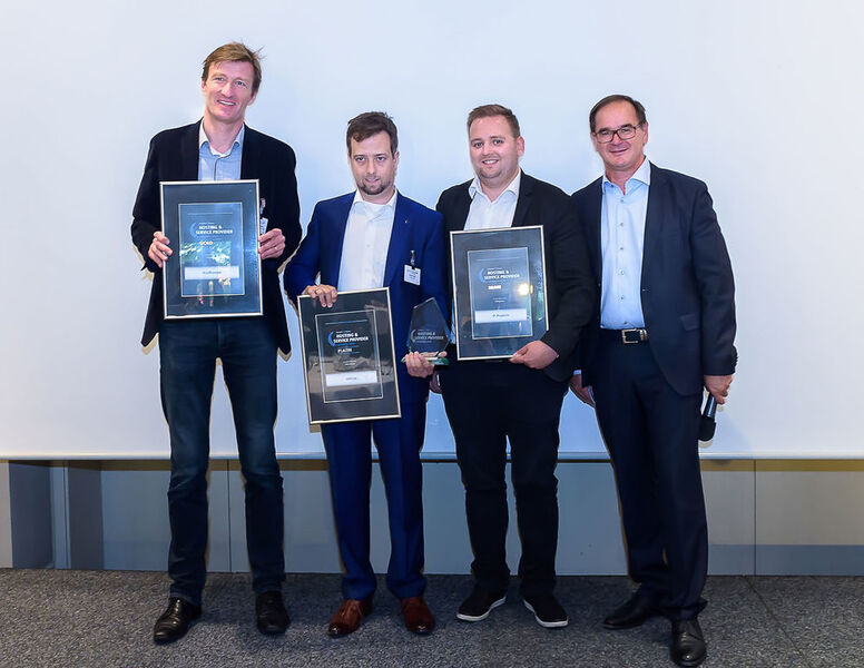 Werner Nieberle, Geschäftsführer der Vogel IT-Medien (rechts im Bild) und die Gewinner in der Kategorie „VPS/vServer“: netcup (Platin), Host Europe (Gold) und IP-Projects (Silber). (Marko’s Photography / Marko Kovic)