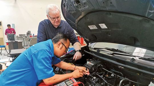 In Jakarta überwacht Mario Monschauer (l.) von der Handwerkskammer Koblenz die Prüfung zum abgespeckten deutschen Kfz-Meister. In Jakarta überwacht Mario Monschauer (l.) von der Handwerkskammer Koblenz die Prüfung zum abgespeckten deutschen Kfz-Meister.