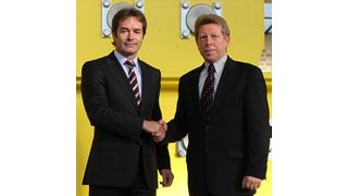 Der geschäftsführende Gesellschafter Ralf Teichmann (links) hat den langjährigen Vertriebs- und technischen Leiter Josef Patzelt (rechts) zum Mit-Geschäftsführer der neugegründeten Brunnhuber Krane GmbH berufen. Bild: Teichmann (Archiv: Vogel Business Media)