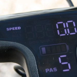 Eine schicke Lösung ist das in der Lenker-Vorbau-Einheit eingelassene Display.(Bild:  sp-x/Mario Hommen)