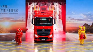 Das lokale Produktionsportfolio konzentriert sich auf schwere Sattelzugmaschinen mit zwei Antriebsvarianten. (Bild: Daimler Truck AG)