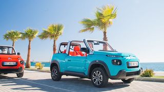 Strandautos avancierten schon in den 1950er Jahren zum Accessoire der Surfer und der High Society. Heute sind sie wenn überhaupt meist elektrisch am Strand unterwegs. (Citroen Communication/ Jerome Lejeune/ Light Factory)