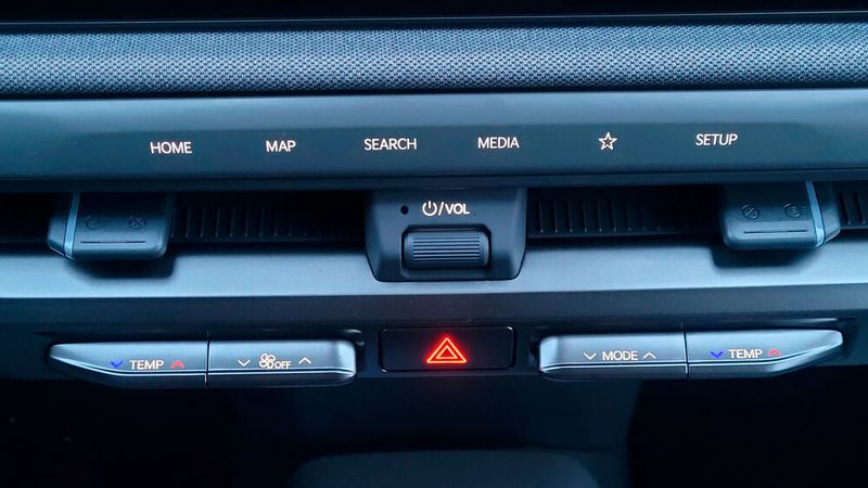 Unpraktisch ist allerdings die Drehwalze für die Lautstärke zwischen den beiden Lüftungsdüsen. Sie ist während der Fahrt nicht präzise zu bedienen. (Bild: Wehner - VCG)