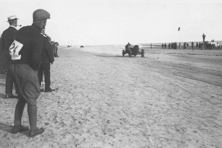 Wie vor knapp 100 Jahren startete die automobile Urgewalt ganz klassisch über die Achtel-Meile-Distanz. (Bild: Opel)