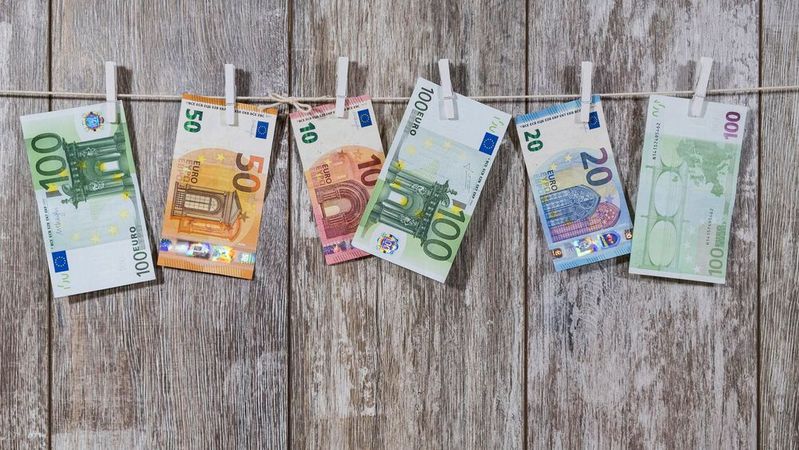 Der Gehaltsreport 2023 klärt: Was verdienen Arbeitnehmer in den unterschiedlichen Branchen konkret? In welchen Bundesländern sind die Unternehmen besonders spendabel? Der Gehaltsreport 2023 klärt: Was verdienen Arbeitnehmer in den unterschiedlichen Branchen konkret? In welchen Bundesländern sind die Unternehmen besonders spendabel?