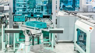 Fahrerlose Transportfahrzeuge können mit der „Cloud Navigation“ kooperativ und besonders effizient navigieren. (Bild: Fraunhofer-IPA)