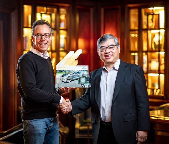 Philipp von Hirschheydt, CEO von Continental Automotive (links), und Fermi Wang, Präsident und CEO von Ambarella, besiegeln ihre Partnerschaft für KI-gestützten Fahrerassistenzsysteme – schon nahezu vor drei Jahren. (Bild:  Continental)
