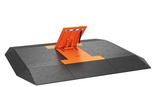 Im mittleren Modul des mobilen Road Blocker M30 befindet sich das 800 Millimeter hohe Sperrelement – die seitlichen Module sorgen für Passierbarkeit. (Bild: Hörmann)