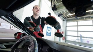 Kfz-Meisterbetriebe können auch Autoscheiben reparieren und wechseln.  (ProMotor)