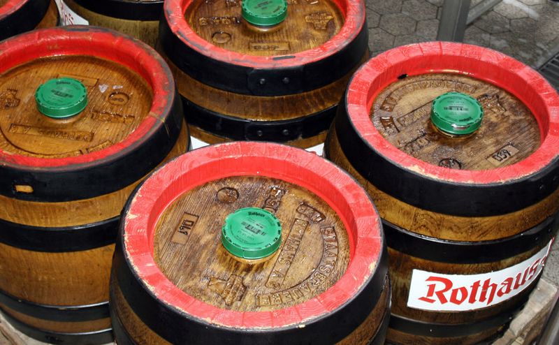 Druck auf KEG-Fassverschlüsse aus Kunststoff für die Brauerei Rothaus.  (Bild: Atlantic Zeiser)