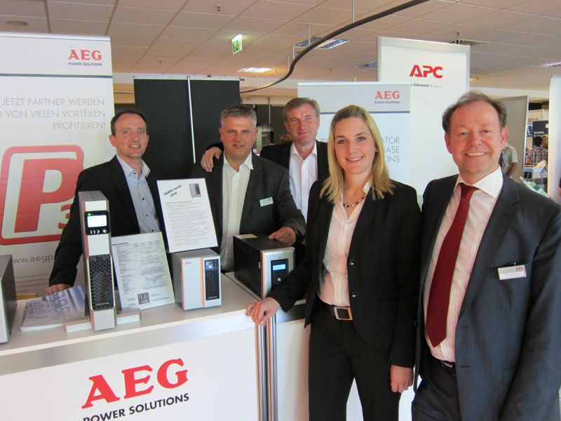 Premiere bei dem AEG-Team mit dem Produkt USV-Baureihe PROTECT B: (v. l.) Stephan Schäff, Michael Göcking, Andreas Hölzer, Kristina Heuken und Dirk Schneider (Bild: IT-BUSINESS)