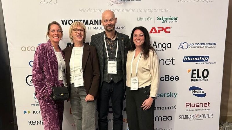 (V. l.) Sandra Balz (Kiwiko), Silvia Habeck, Sven Glatter und Luciana Kuhlemann (alle Comteam) freuen sich über die positiven Ergebnisse. (Bild:  Vogel IT-Medien)