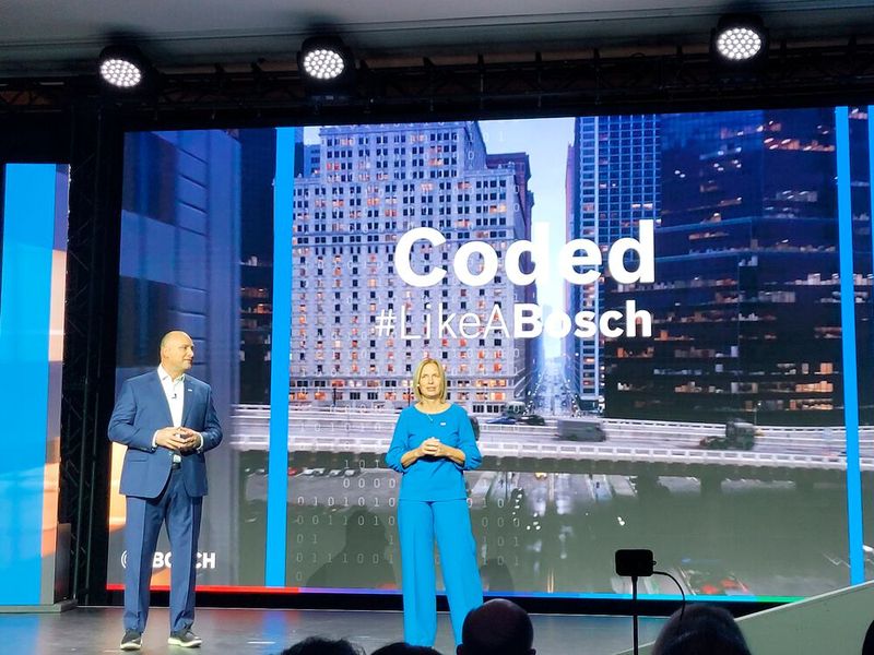 Codes bilden die Grundlage einer jeden Digitallösung. Mit dem CES-2025-Slogan „Coded like a Bosch“ wollte der Zulieferer seinen Ansatz aufzeigen, mit dem Bosch an seine Digitalaktivitäten herangeht. (Bild: Stefanie Eckardt)