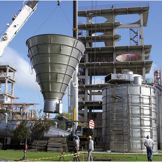Ein Sprühtrockner kleinerer Leistung (1000 kg/h). Typische Anlagen haben Leistungen von 5 MW und setzen 5 t/h durch. Ein Sprühtrockner kleinerer Leistung (1000 kg/h). Typische Anlagen haben Leistungen von 5 MW und setzen 5 t/h durch.