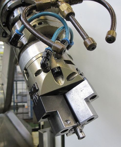 4   Roboterunterstützte Mutternfertigung. (Archiv: Vogel Business Media)