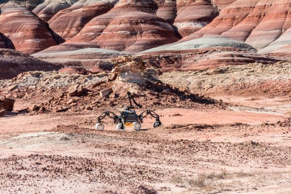SherpaTT mit BaseCamp und GPS-Modul in der Wüstenlandschaft. (DFKI GmbH, Florian Cordes)