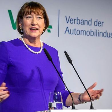 Die VDA-Präsidentin Hildegard Müller und ihr Verband mussten festellen, dass der Stellenabbau in der Automobilbranche Deutschlands horrend ist. Sie kritisiert dabei vor allem auch die schlafwandlerisch-realitätsferne Politik in Brüssel ... (Bild: VDA / P. Himsel)