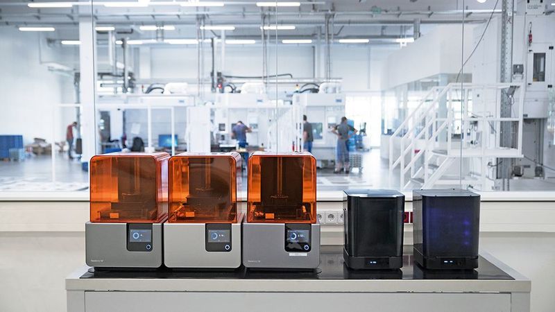 Nach anfänglicher Skepsis stehen inzwischen drei Form 2 bei Pankl und drucken für interne Zwecke. (Formlabs)