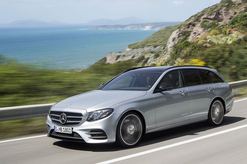 Sieger in der Oberen Mittelklasse: die Mercedes E-Klasse 200 D T-Modell. Ihren Restwert beziffern die Autoren im Jahr 2020 auf 24.572 Euro, das entspricht 51,5 Prozent vom Neupreis. (Daimler)