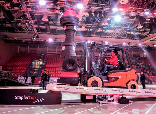 Der Staplercup 2022 wird am 28. bis 29. Oktober wieder international! Die Veranstalter benennen das Event übrigens von International Championship in Nationscup um. Außerdem gibt es einige Schwierigkeiten mehr zu meistern. Hier mehr dazu.(Bild:  Staplercup)