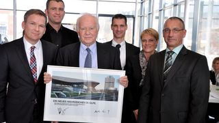 Der Hersteller zu Besuch bei der Neueröffnung in Olpe: (v. li.) Karl Rüdiger (BMW), Christian Ach (Mini), Adolf Kaltenbach, Andreas Amelung, Anke Kaltenbach und Norbert Amelung. (Foto: Kaltenbach)