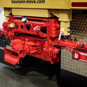 Blick auf die besondere Schwerlast-Anhängevorrichtung des für Viktor Baumann umgerüsteten Arocs SLT 4463 AS 8x6. Damit kann der Lkw mit seinen 625 PS deutlich über 1.000 Tonnen im Transportverbund in Bewegung setzen, wie Mercedes-Benz Trucks betont.(Bild:  Daimler Truck)