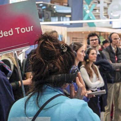 Bei einem geführten Messerundgang können die Fachbesucherinnen und Fachbesucher in ihrer jeweiligen Landessprache die wichtigsten Informationen zu vorab ausgewählten Ausstellern und Institutionen erhalten. (Bild: © Messe Berlin GmbH)