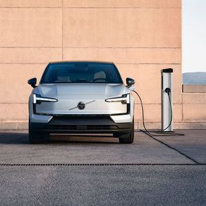 Die geschlossene Frontpartie unterscheidet sich deutlich von Volvos bisherigen vollelektrischen Recharge-Modellen.(Bild:  Volvo)